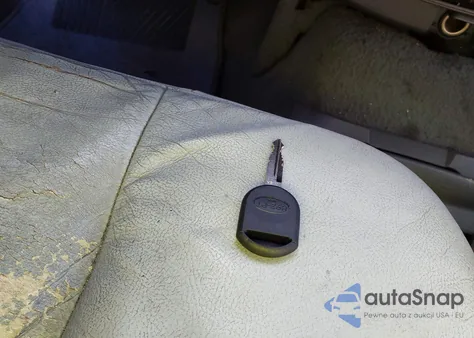 2005 Ford Crown Victoria Lx/Lx Sport from USA, damaged, VIN 2FAFP74W45X157106